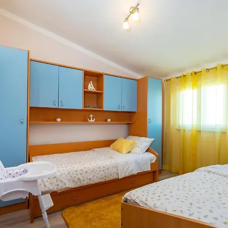 2 Bedroom Gorgeous In Podgradina