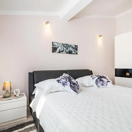 2 Bedroom Gorgeous In Podgradina