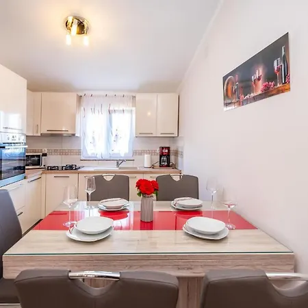 2 Bedroom Gorgeous In Podgradina Appartamento *